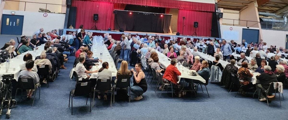 Senior participant au loto lors de la Semaine bleue à Lodève