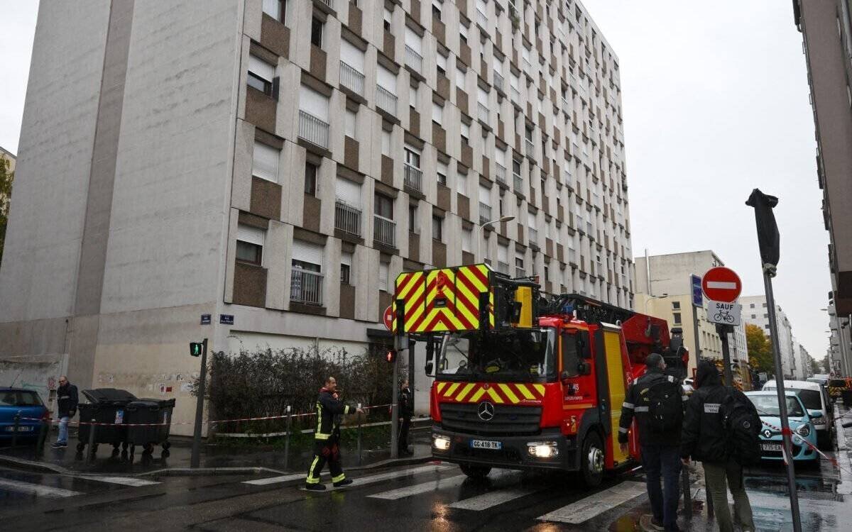 Vue aérienne d'un incendie résidentiel à Lyon