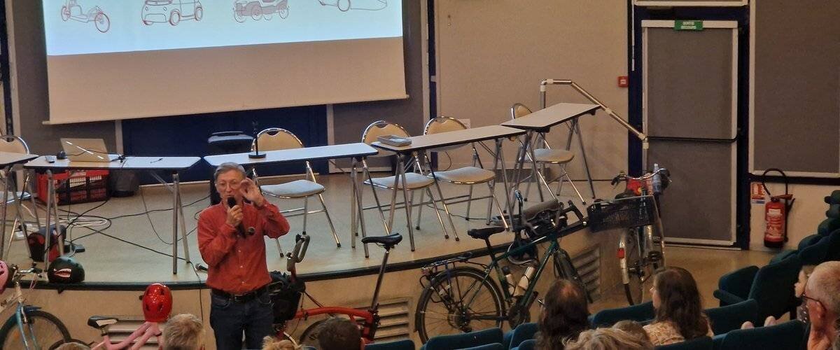 Participants et vélos lors de la Vélorution d'Halloween à Tarbes