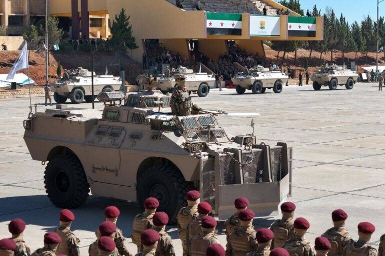 Parade militaire de la nouvelle armée syrienne lors de la remise des diplômes d'une nouvelle promotion de combattants