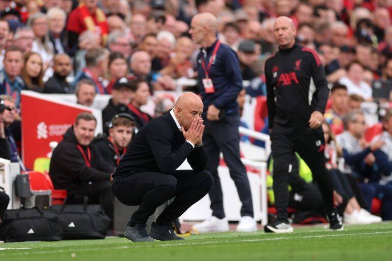 Arne Slot sous pression avant le match à Francfort