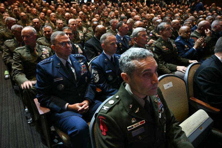 Généraux et officiers supérieurs attendent l'arrivée du président américain à Quantico