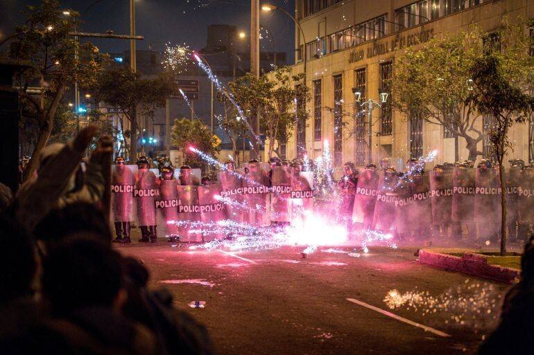 Policiers péruviens bloquant une voie près du Congrès lors d'une manifestation à Lima