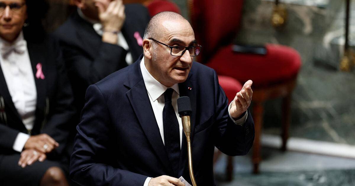 Nicolas Sarkozy protégé par deux officiers de sécurité