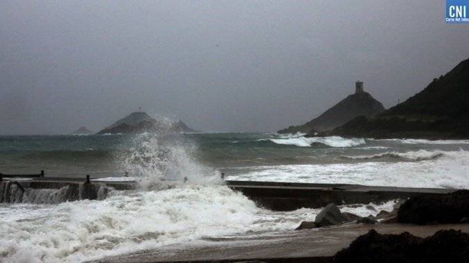 Vents forts et vagues en Corse