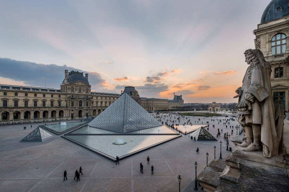 Cour Napoléon et pyramide du Louvre