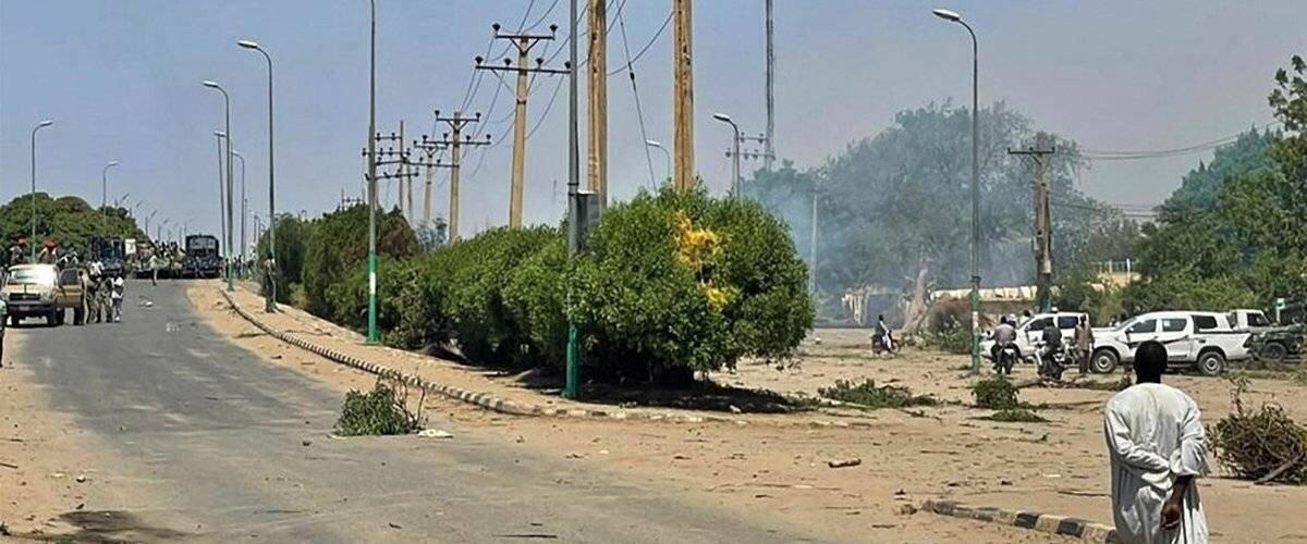 Minibus accidenté près de Lomé et des secouristes au travail