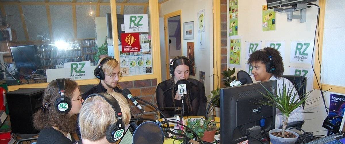 Élèves du lycée préparant l’émission radio