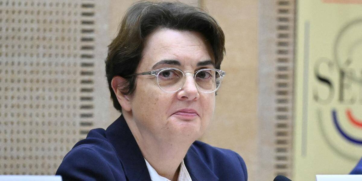 Vue extérieure du Louvre et mesures de sécurité