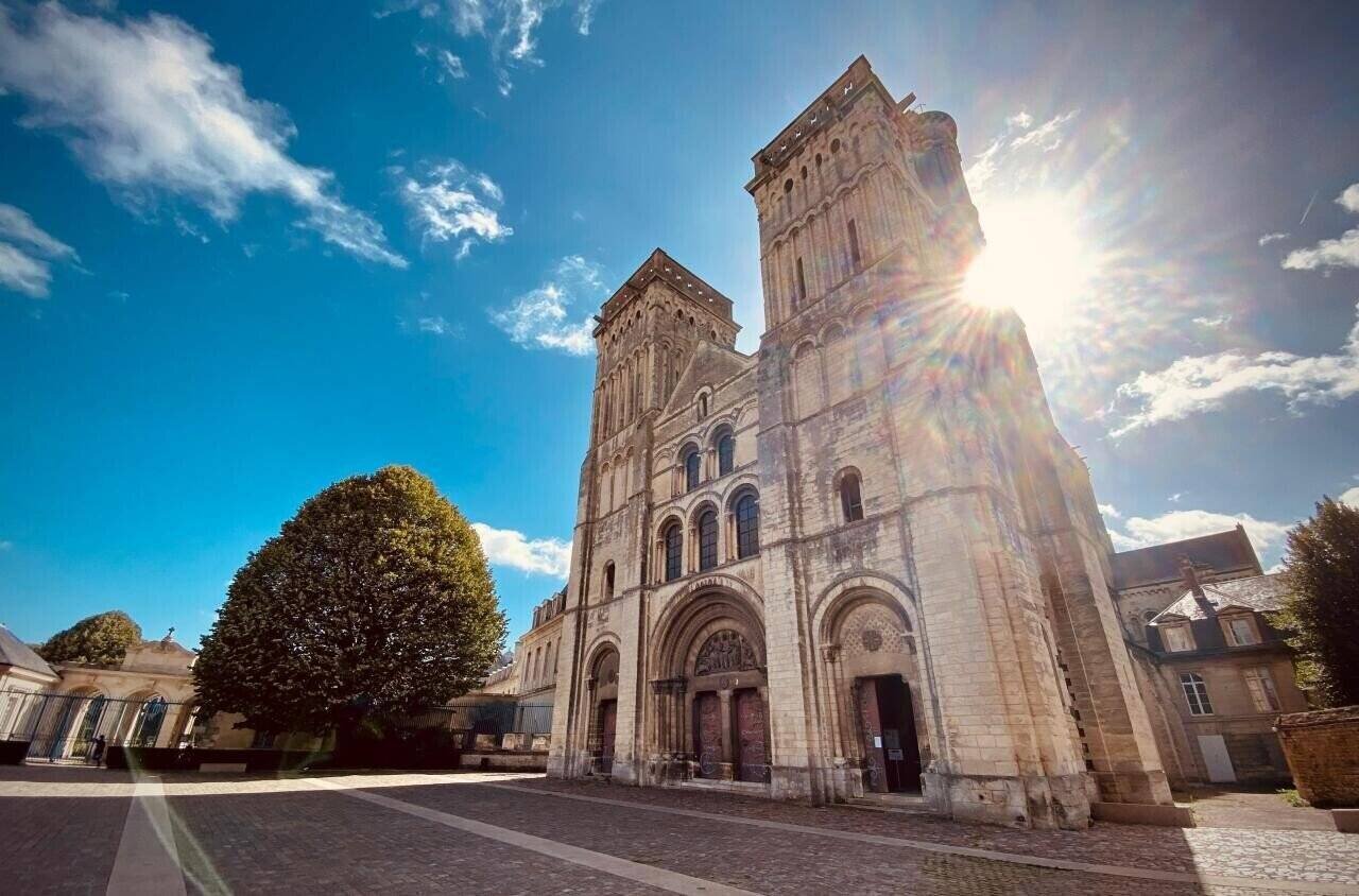 Vue de l'Abbaye-aux-Dames et des animations
