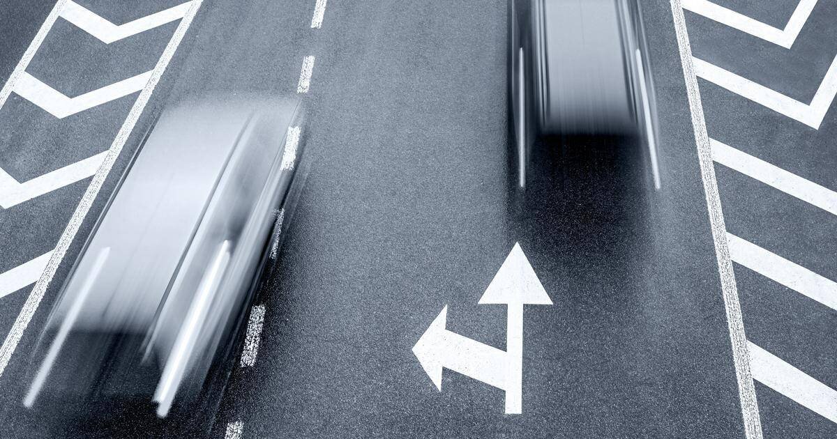 Vue générale des secours sur les lieux de l’accident sur la route Kampala–Gulu