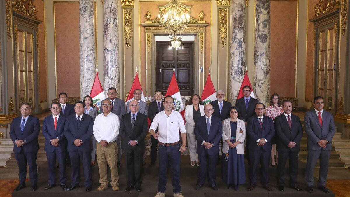 Des policiers péruviens montent la garde lors d’une manifestation à Lima