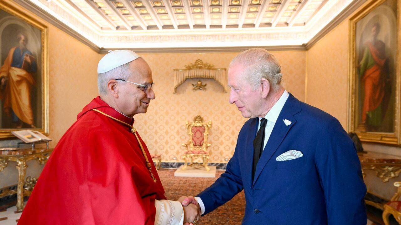 Le roi Charles III et le pape Léon XIV au Vatican, lors d'une prière