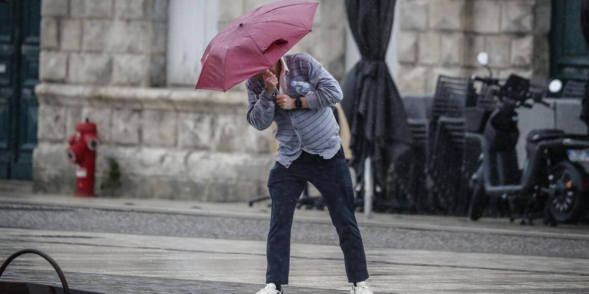 Rafales et vagues près de la côte lors de la tempête Benjamin