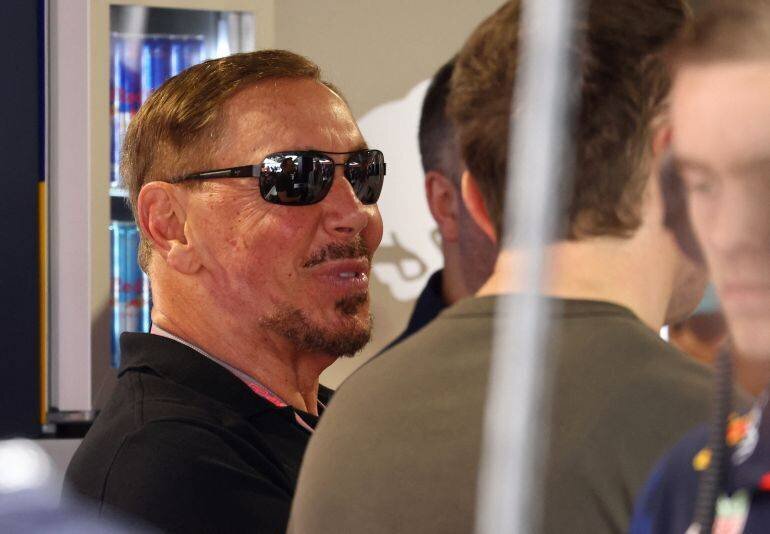 Larry Ellison à côté d'Elon Musk lors d'un Grand Prix à Miami, 2023