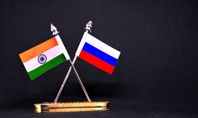 Drapeaux Inde et Russie sur fond sombre
