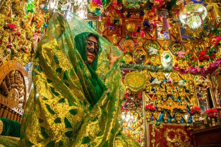 Mariée dans une chambre de mariage traditionnelle en Iran