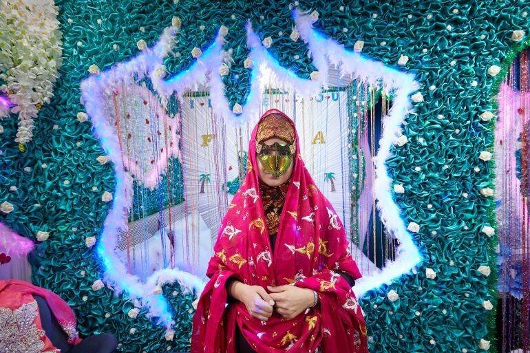 Femme voilée dans la chambre nuptiale après un mariage traditionnel en Iran