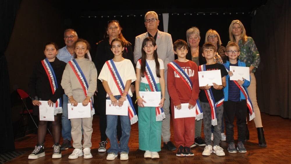 Nouveaux conseillers du CME à Lapalud entourés d'élus