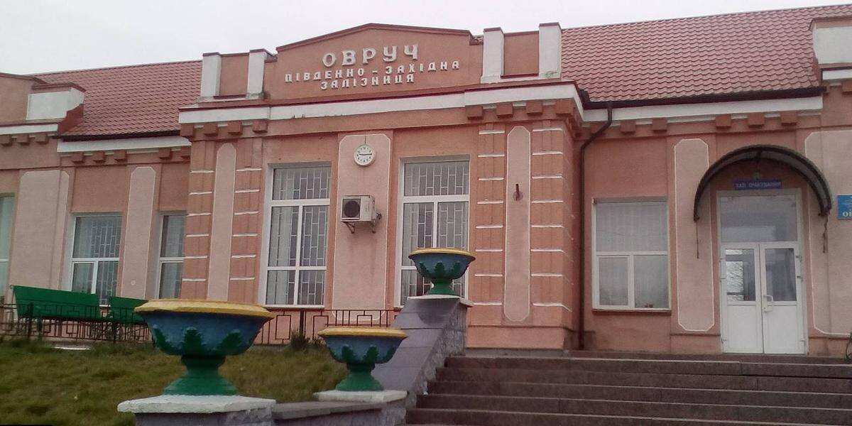 Au quai d’une gare après l’explosion, image locale