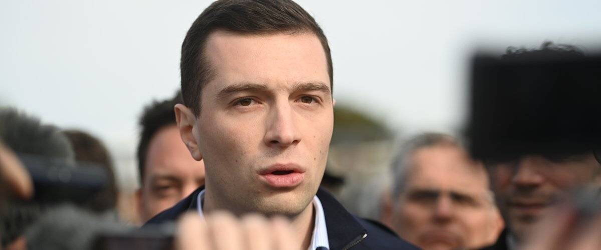 Jordan Bardella lors d'une dédicace à Nîmes