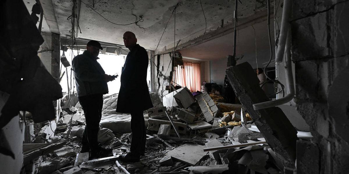 Vue d'un immeuble après bombardement près de Kherson