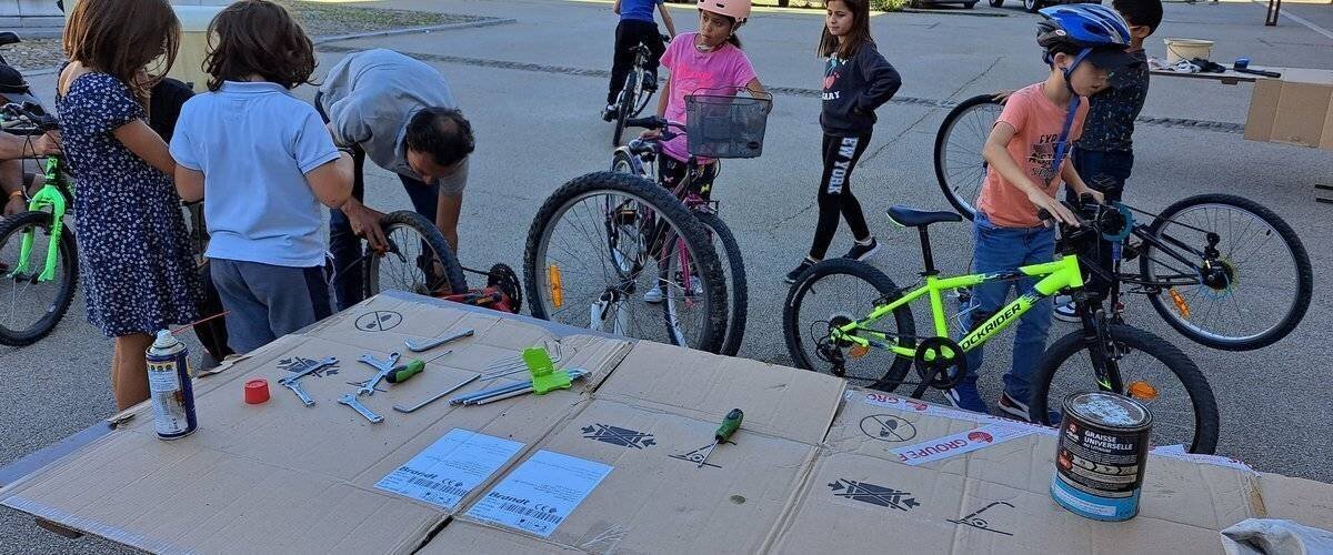 Public et bénévoles autour des vélos