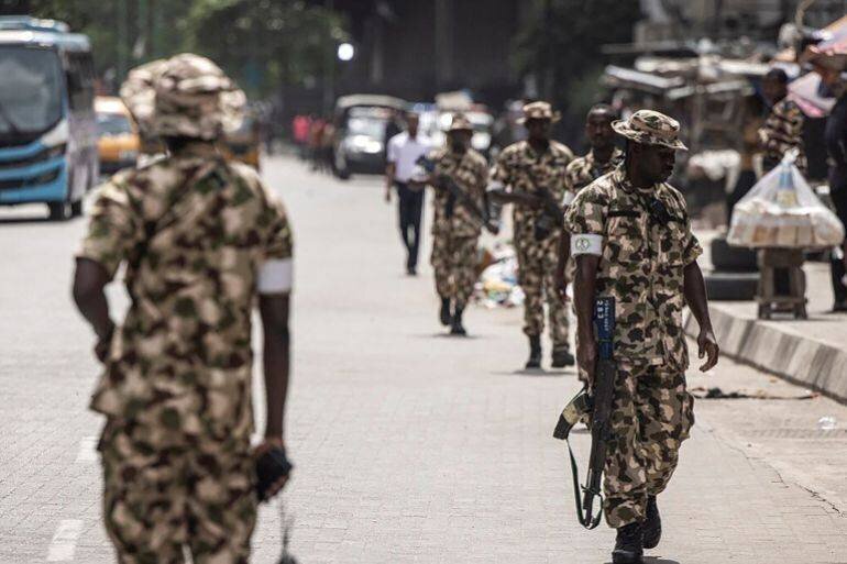 Soldats des forces armées nigérianes en patrouille à Lagos