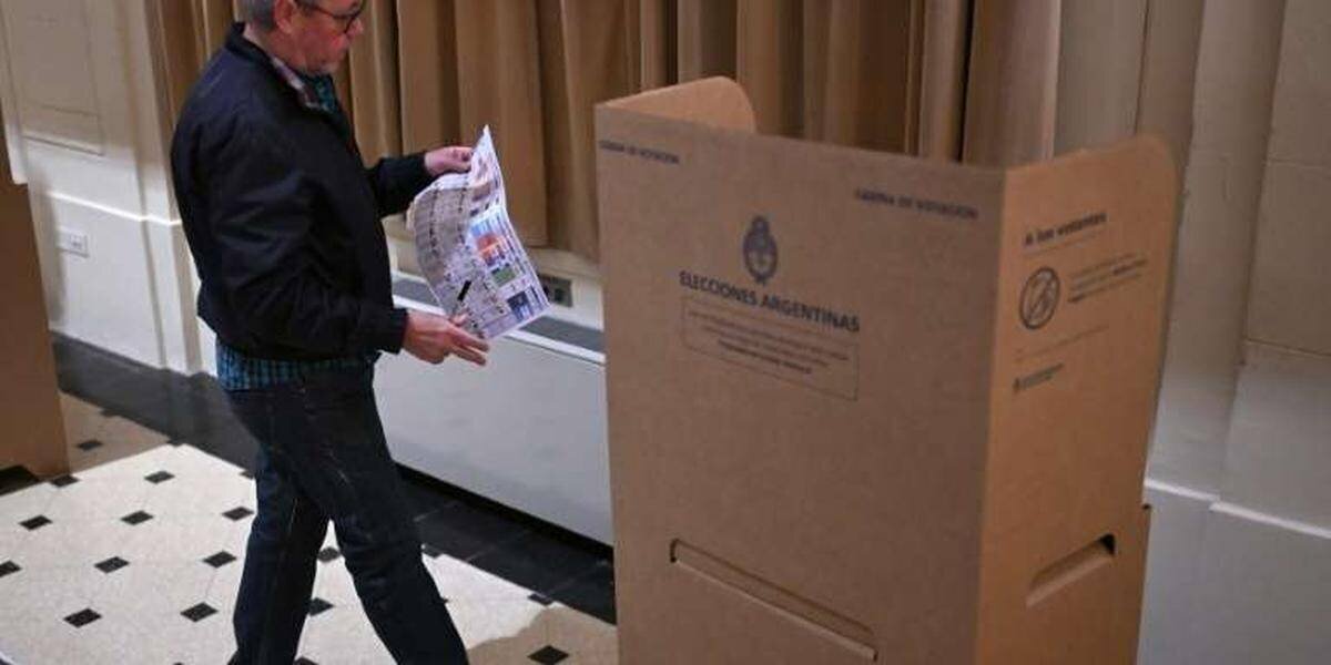 Électeurs argentins votant lors des législatives