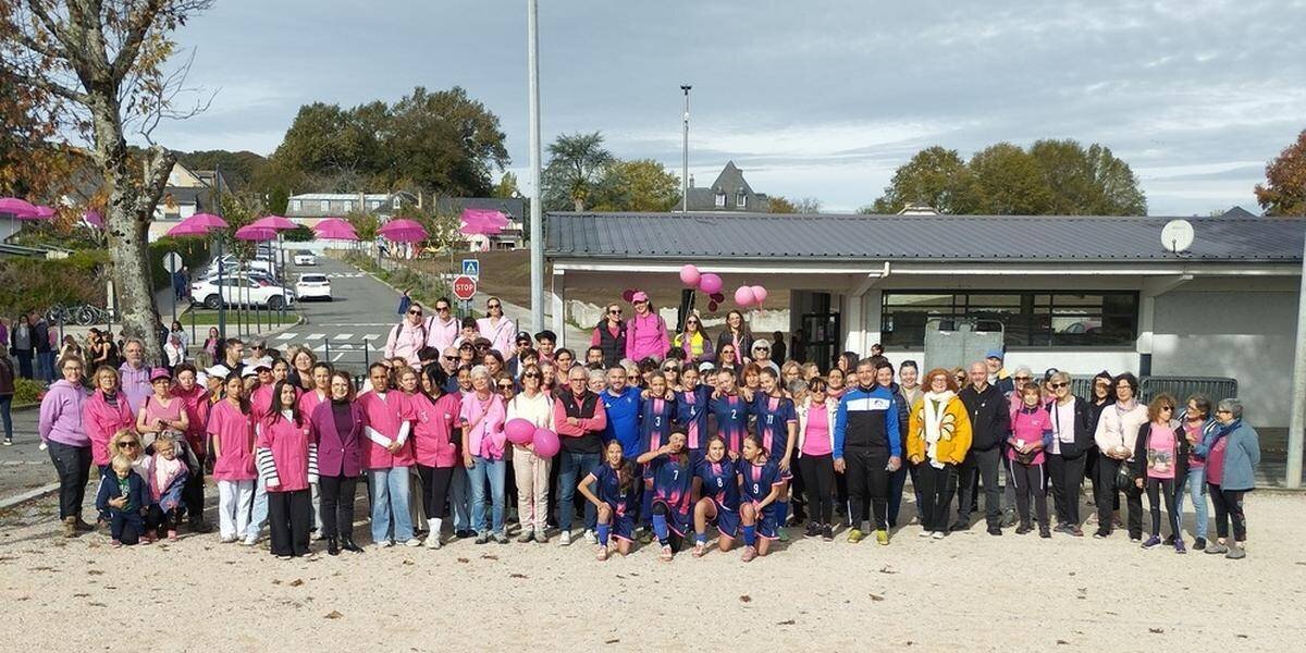 Participants lors d019une marche Octobre Rose  e0 Morla2s