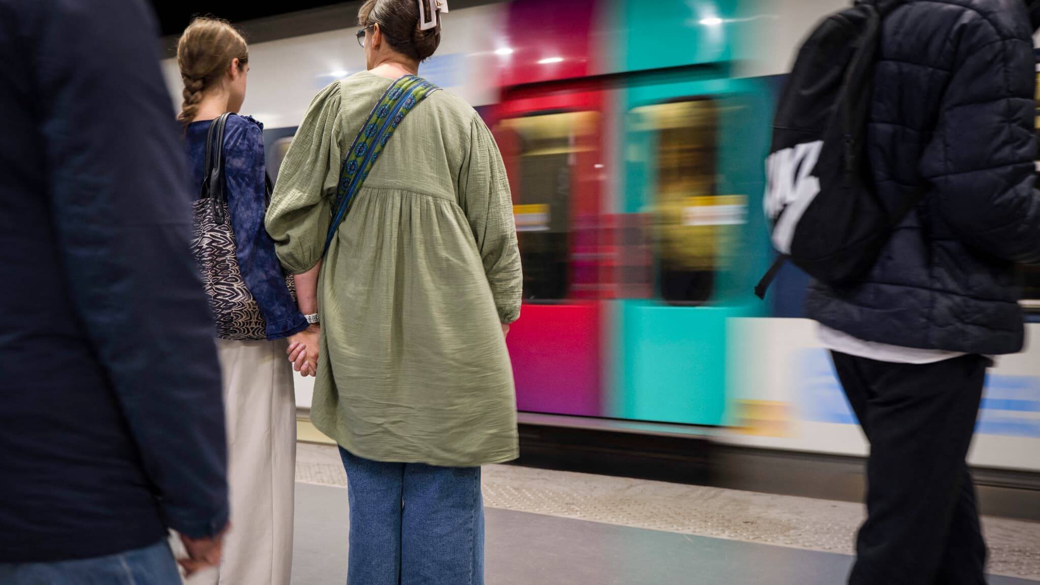 Des voyageuses sur un quai de RER