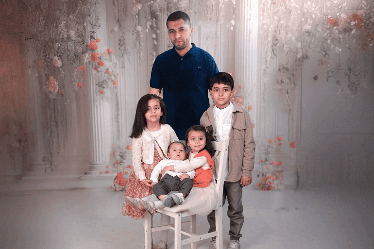 Musab Qouzah avec ses quatre enfants avant sa détention en Israël