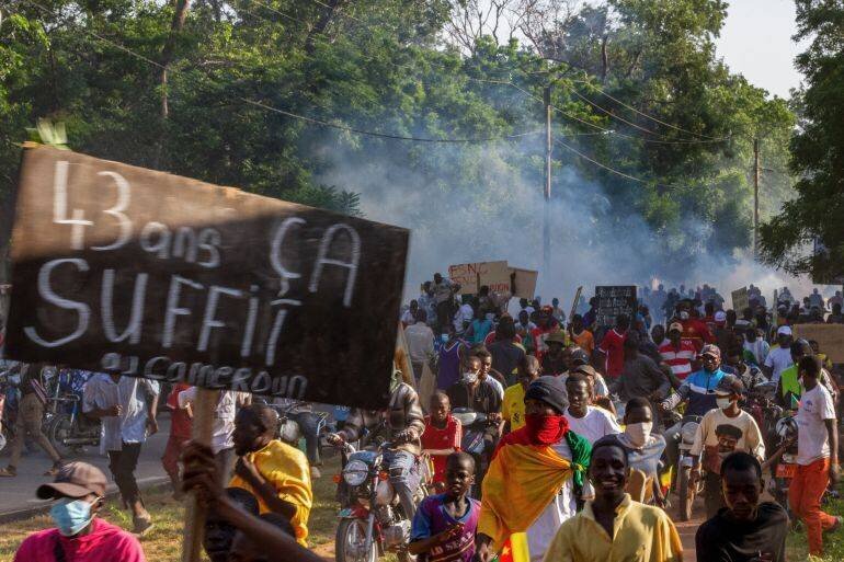 Des manifestants fuyant après la dispersion par la police à Garoua, Cameroun, le 26 octobre 2025