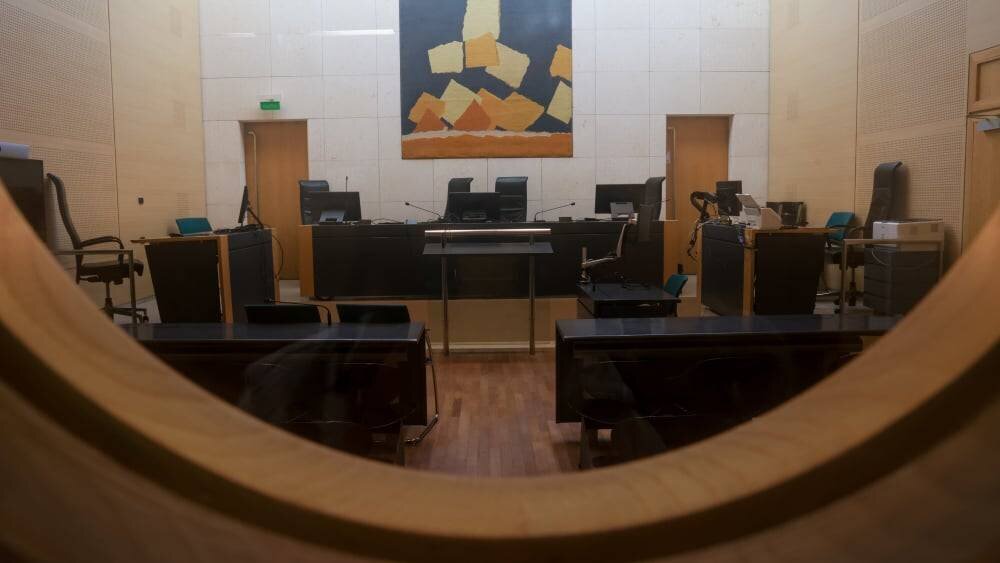 Illustration d'un tribunal et d'une audience