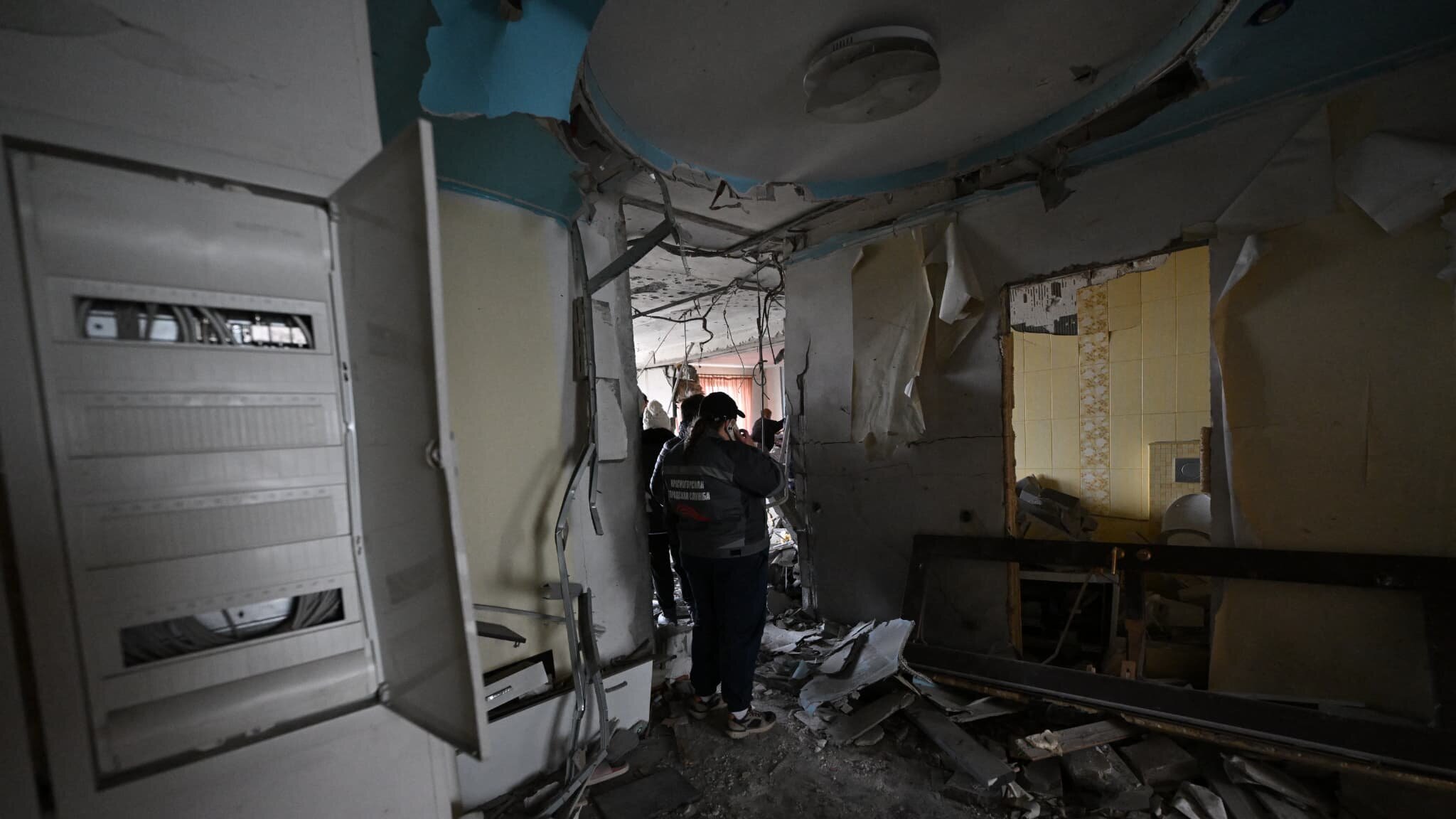 Drone survolant une zone urbaine lors d'une attaque