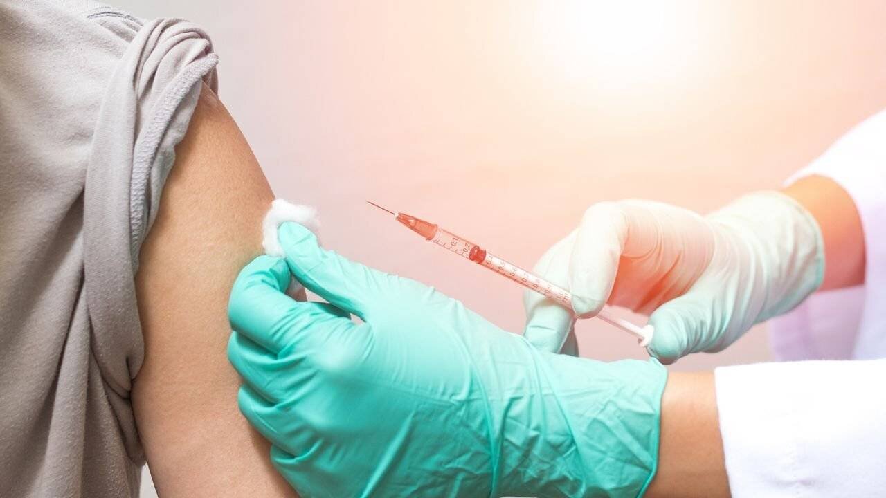Professionnels de santé discutant vaccination grippe