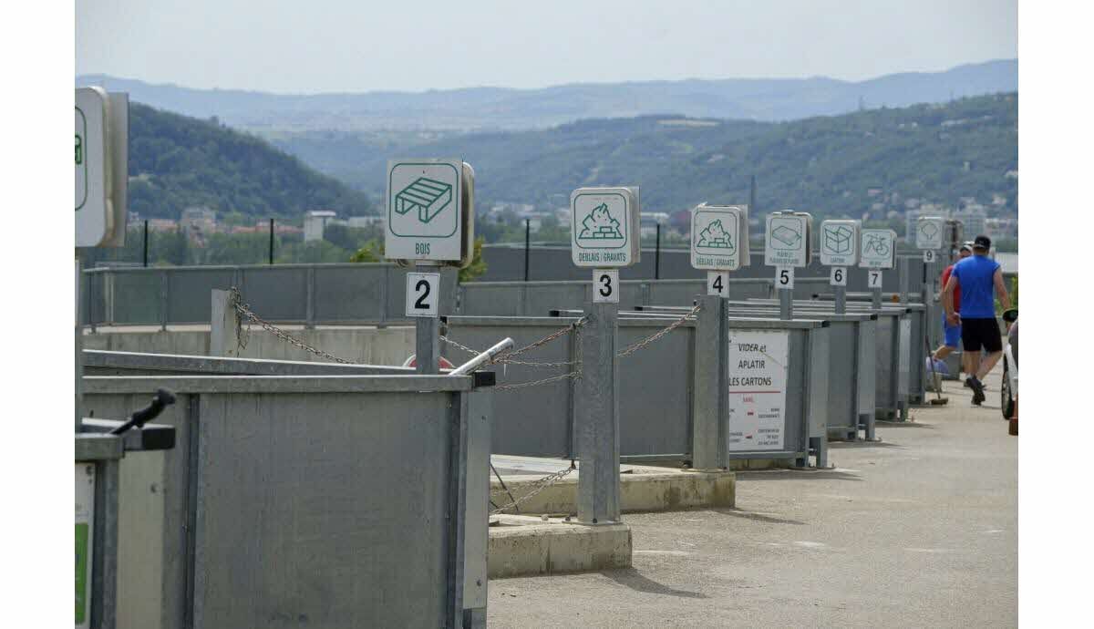 Homme chute dans une benne à la déchetterie du Morbihan