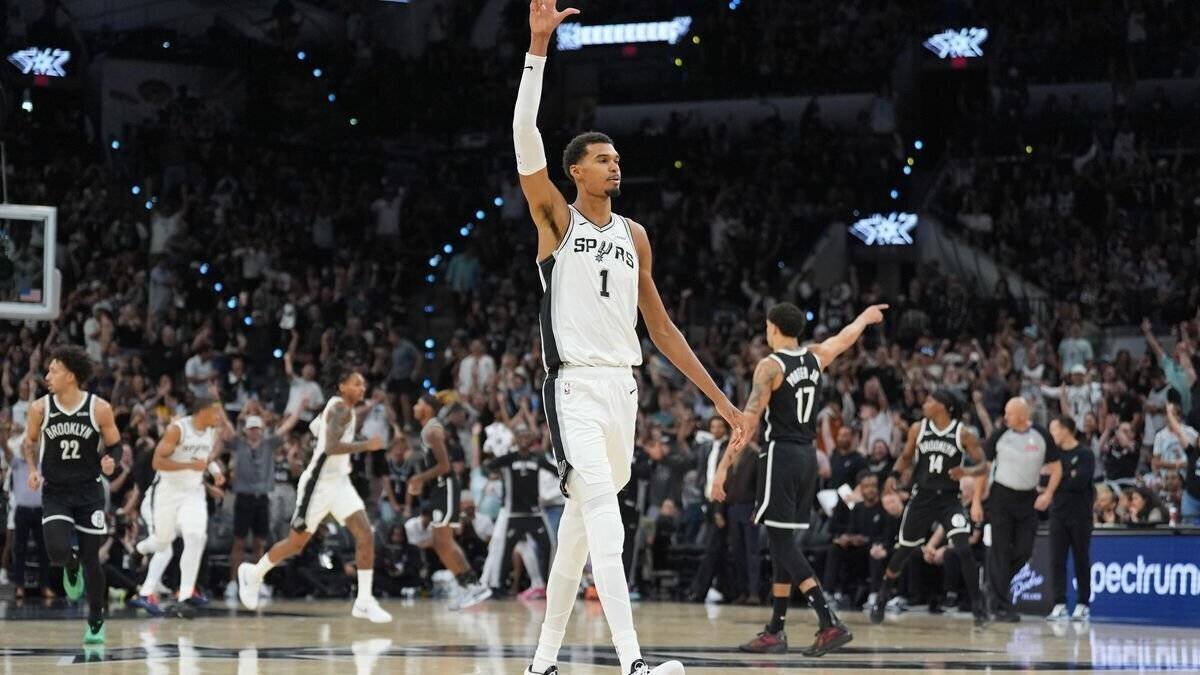 Victor Wembanyama en action sur parquet NBA