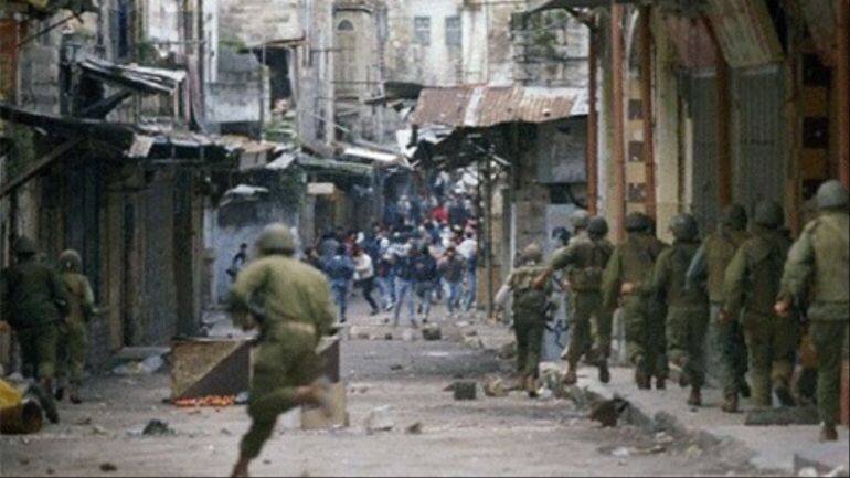 Images de la première intifada entre le peuple palestinien et les soldats de l'occupation