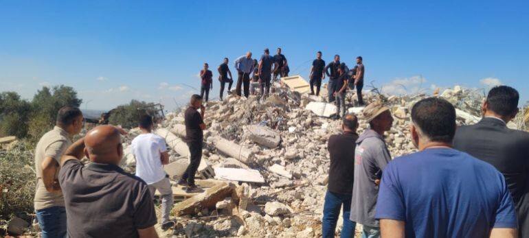 Famille sur les ruines de sa maison après démolition, village de Jalboun, est de Jénine