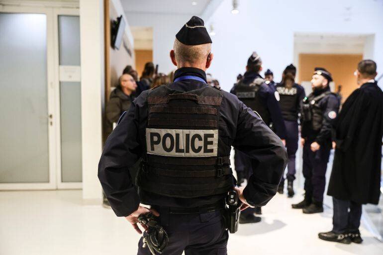Policiers devant le palais de justice de Paris lors de l'ouverture du procès