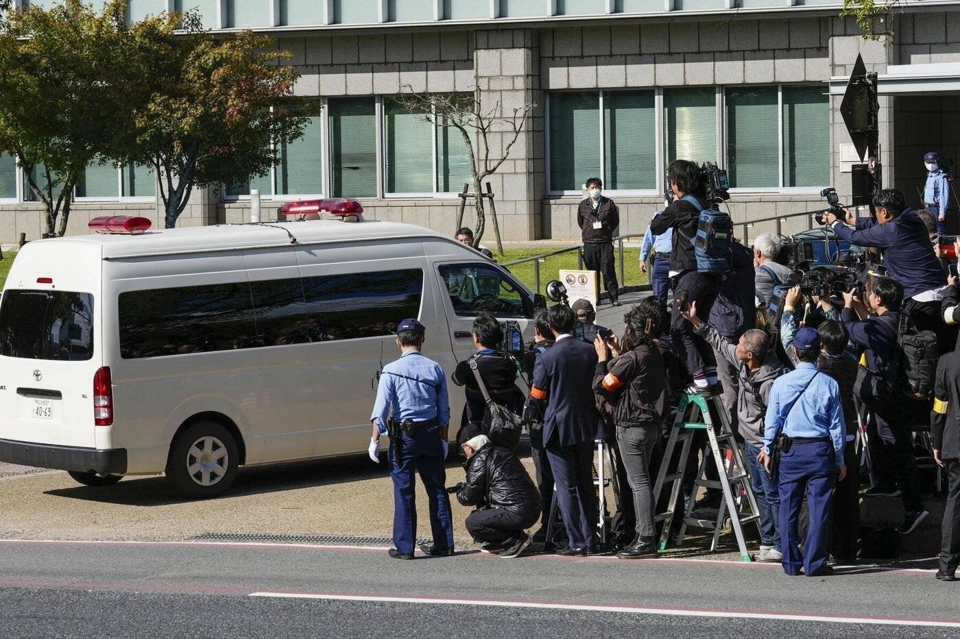 Photo d’une voiture transportant l’homme accusé d’avoir tué Abe