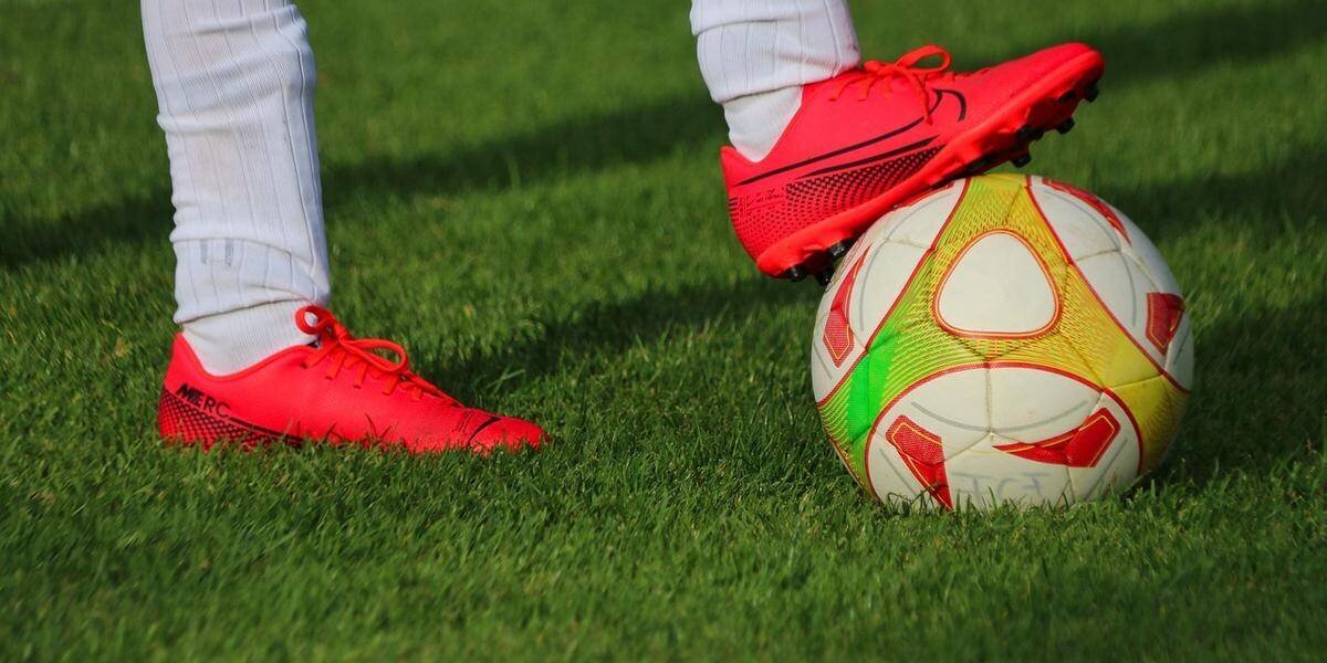 Ballon de football illustrant le match France féminines et Allemagne