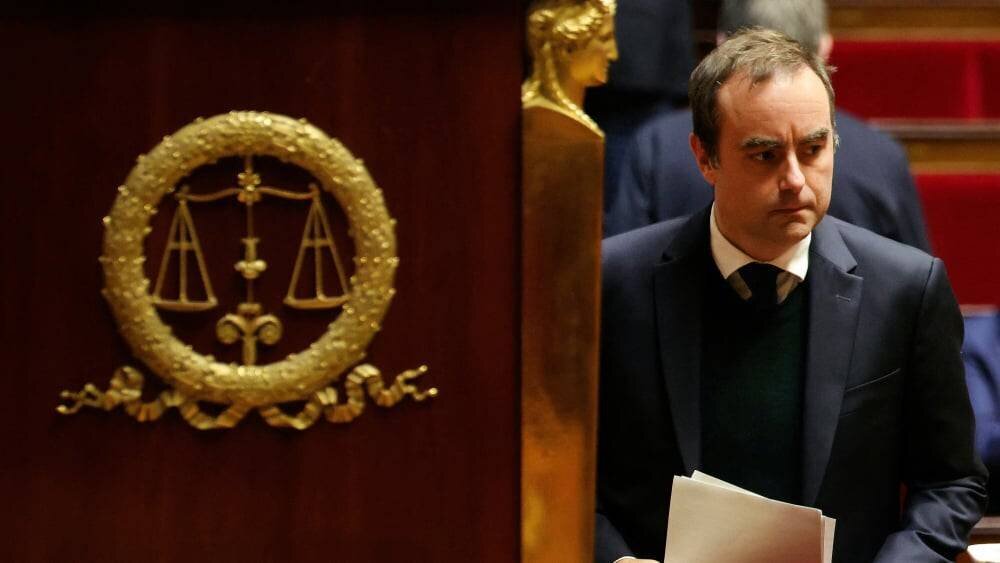 Sébastien Lecornu se dirigeant vers la tribune