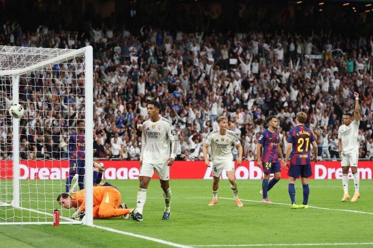 Jude Bellingham célèbre son but lors du Clasico Real Madrid vs Barcelone au Santiago Bernabéu