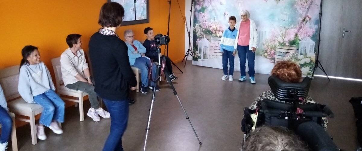 Visiteurs devant les documents exposés à Bordères-sur-l'Échez