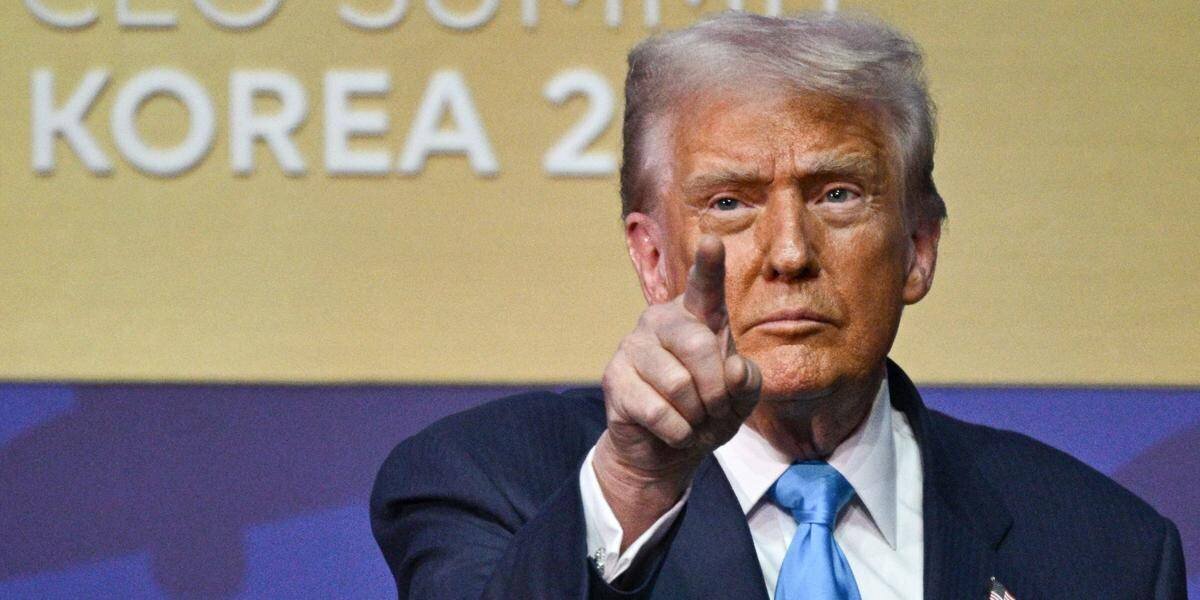 Casquette rouge affichant l’inscription Trump 2028