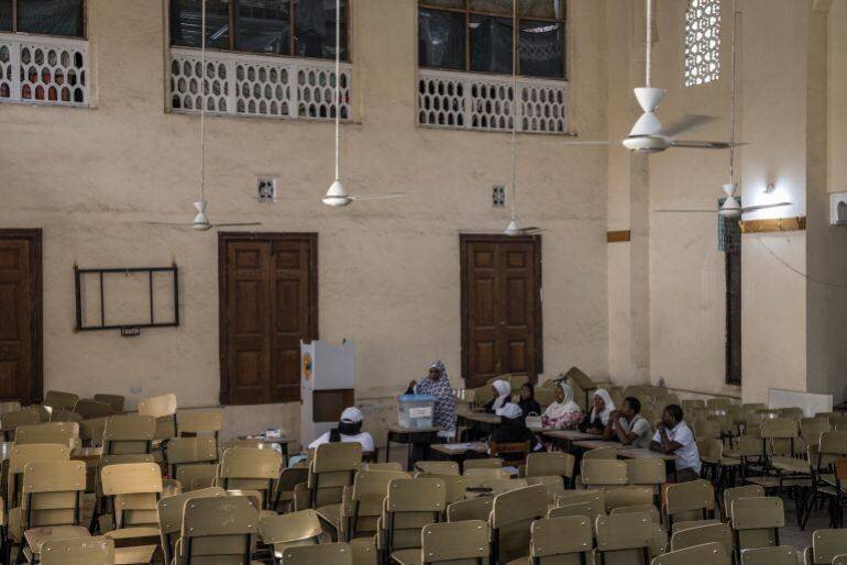 Electeur votant à Stone Town lors des élections tanzaniennes, 29 octobre 2025