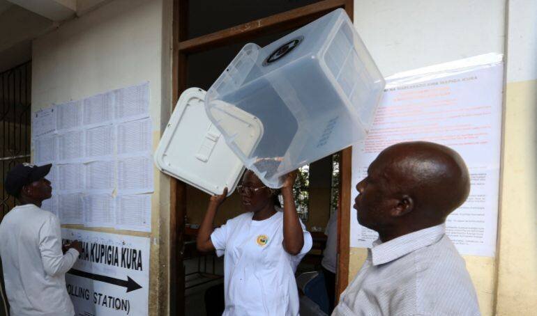 Agent électoral préparant des urnes vides lors des élections générales, Dar es Salaam