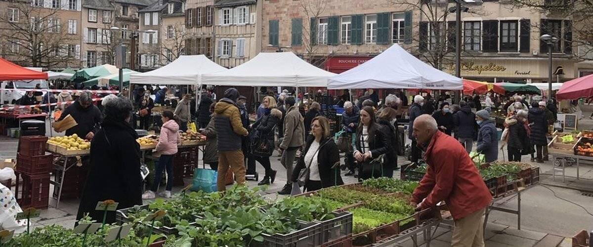 Marché alimentaire et halles de Rodez pendant la Toussaint